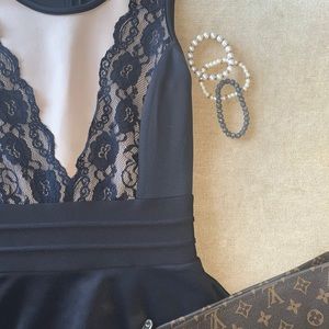 Above knee length dress🥂🖤